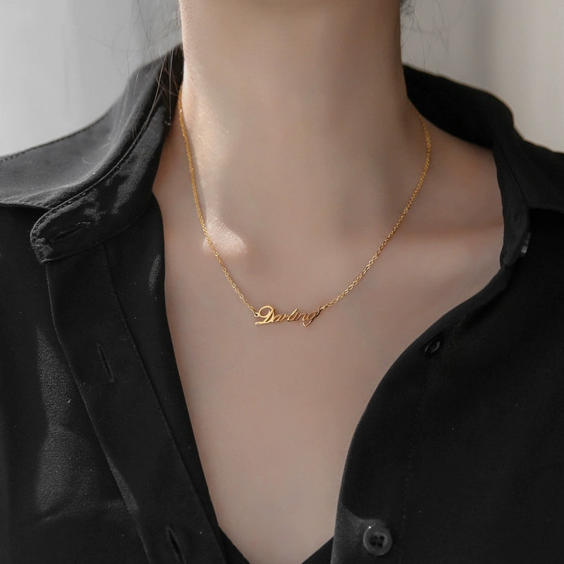 This exquisite clavicle chain pendant is designed for the modern internet celebrity, perfect for Valentine's Day. The pendant features: