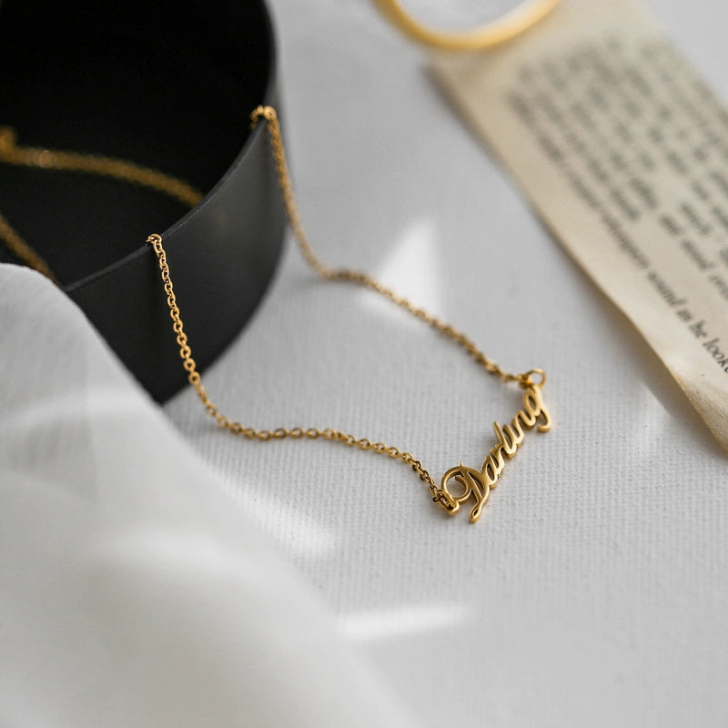 This exquisite clavicle chain pendant is designed for the modern internet celebrity, perfect for Valentine's Day. The pendant features: