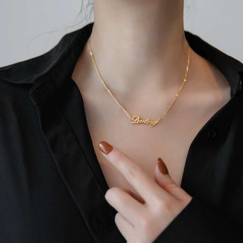 This exquisite clavicle chain pendant is designed for the modern internet celebrity, perfect for Valentine's Day. The pendant features: