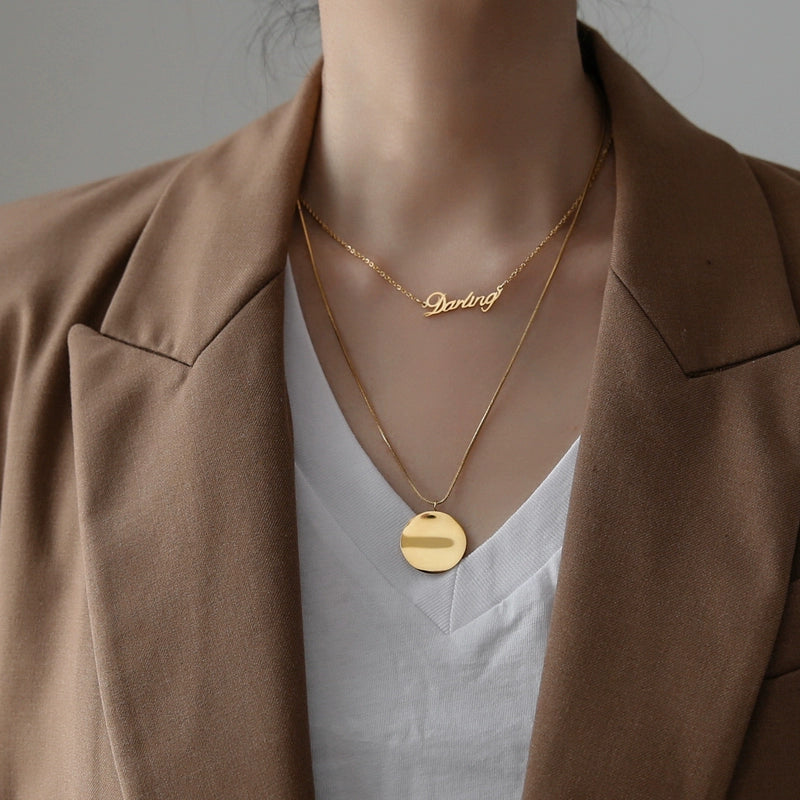 This exquisite clavicle chain pendant is designed for the modern internet celebrity, perfect for Valentine's Day. The pendant features: