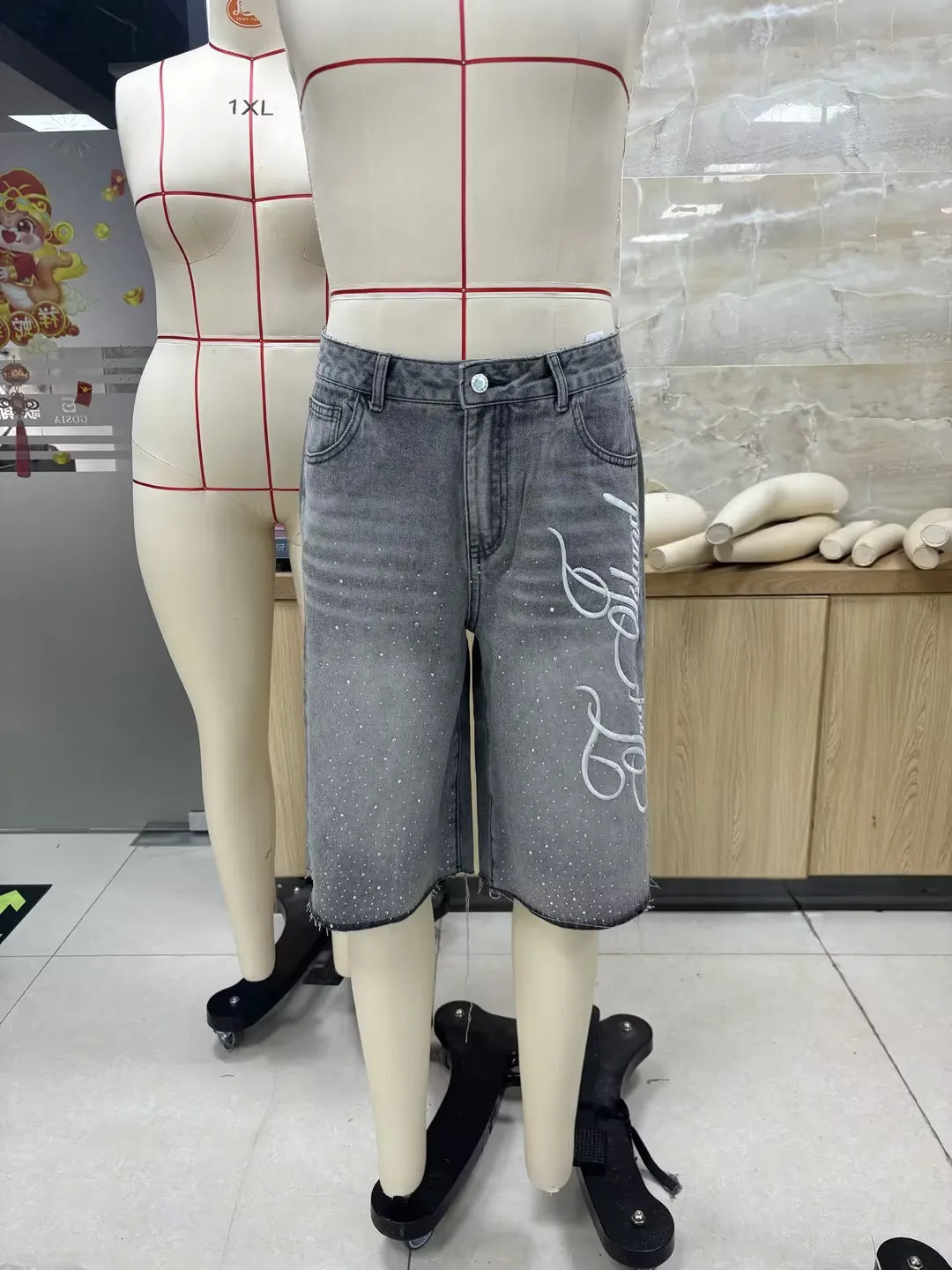 Fashion Men Summer Casual Denim Shorts Knee Length Trendy Letter Embroidered Shiny Rhinestone Decor Jeans Shorts with Pockets