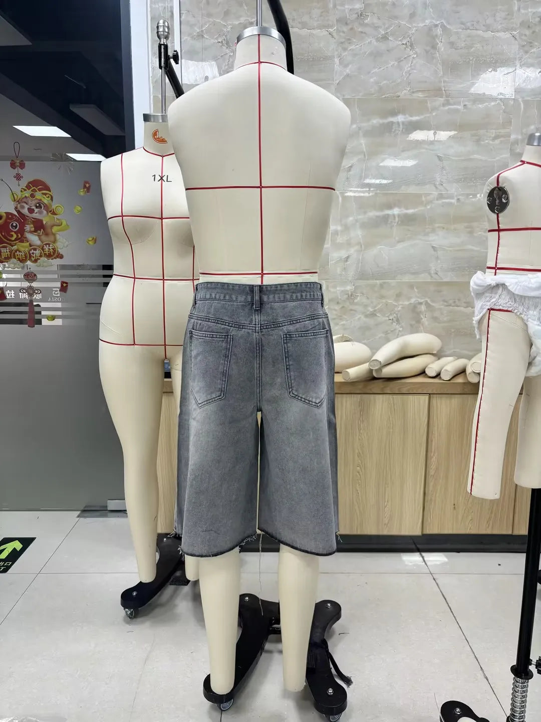 Fashion Men Summer Casual Denim Shorts Knee Length Trendy Letter Embroidered Shiny Rhinestone Decor Jeans Shorts with Pockets