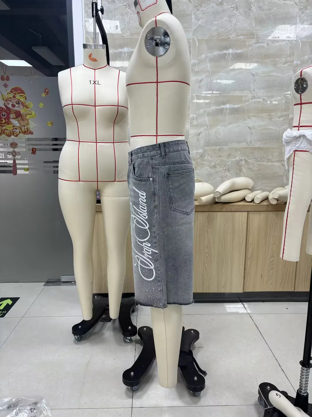 Fashion Men Summer Casual Denim Shorts Knee Length Trendy Letter Embroidered Shiny Rhinestone Decor Jeans Shorts with Pockets